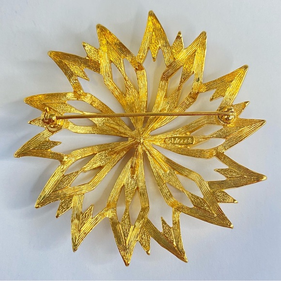 Vintage Monet Star Snowflake Flower Dimensional Layered Large Gold Tone Brooch - Picture 2 of 11